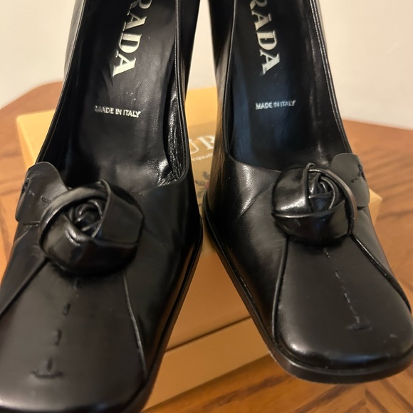 PRADA BLACK PUMPS AUTHENTIC STUNNING VINTAGE RARE ROSETTE DETAILS - Picture 10 of 15
